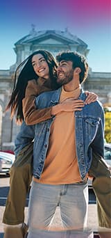 Pareja abrazada en un viaje