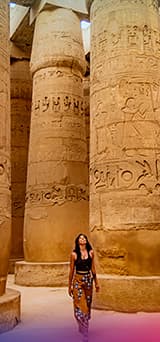 Viajera entre columnas de un templo egipcio