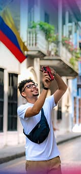 Viajero tomando una foto en la calle
