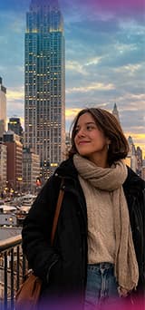 Viajera mirando la ciudad al atardecer