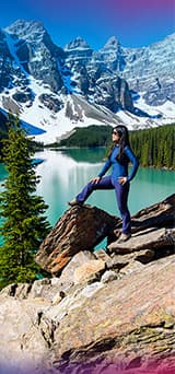 Viajera frente a un lago de montaña