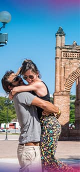 Pareja abrazada junto a un arco antiguo